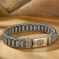 Armbånd med seks tegn som symboliserer sannhetens bønnehjul