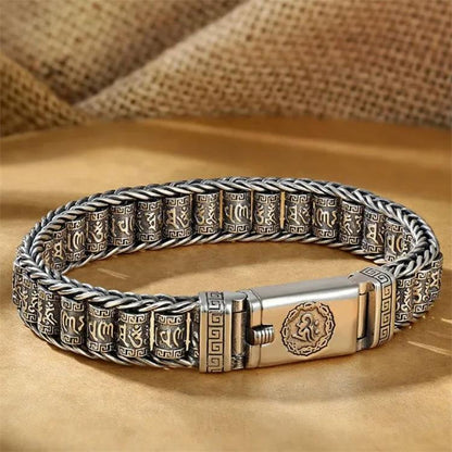 Armbånd med seks tegn som symboliserer sannhetens bønnehjul