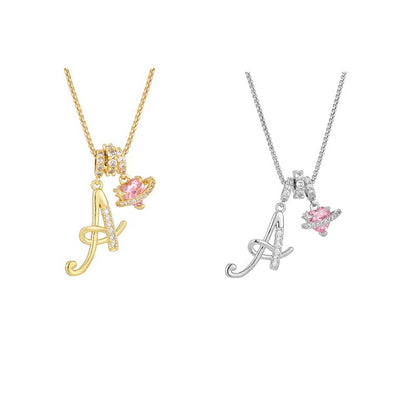 Halskjede med rosa hjerte- og initialanheng