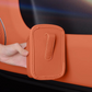 🥳2026 SUPERTILBUD🥳💞Over 50 000 solgt!🚗🧺 50 % RABATT! Koppholder i skinn til bildøren – Bred åpning, lett tilgang til drikke og telefon. Sikker festing med klips. PU-skinn, slitesterkt og stilig. 🛡️✨